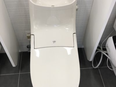 【宇治市のトイレリフォーム】LIXIL「アメージュZA」をご紹介｜新品の純白が100年続くウォシュレット